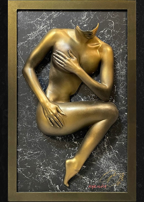 Karolína 117-2022 – gold sculpture in a frame