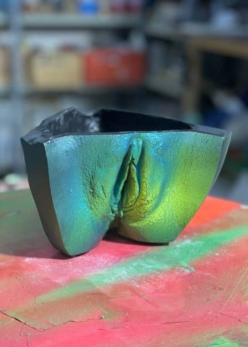 3pičník | 46 -26 – erotický popolník, umelecko-úžitkový predmet, odliatok intímnych partií, akryl-epoxid, Body Casting Design / Gibej