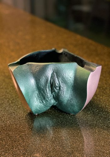 3pičník | 28-25 – erotický popolník, umelecký objekt, odliatok intímnych partií, akryl-epoxid, Body Casting Design / Gibej
