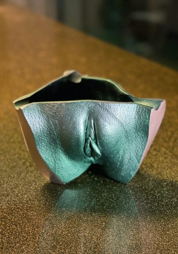 3pičník | 28-25 – erotický popolník, umelecký objekt, odliatok intímnych partií, akryl-epoxid, Body Casting Design / Gibej
