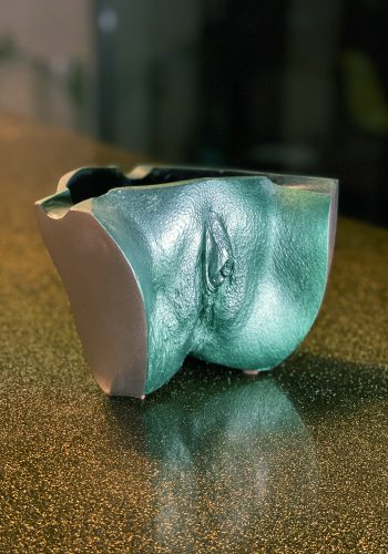 3pičník | 28-25 – erotický popolník, umelecký objekt, odliatok intímnych partií, akryl-epoxid, Body Casting Design / Gibej