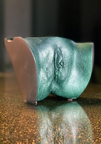 3pičník | 28-25 – erotický popolník, umelecký objekt, odliatok intímnych partií, akryl-epoxid, Body Casting Design / Gibej