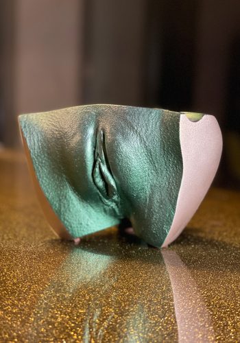 3pičník | 28-25 – erotický popolník, umelecký objekt, odliatok intímnych partií, akryl-epoxid, Body Casting Design / Gibej