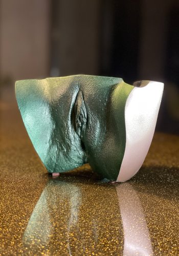 3pičník | 28-25 – erotický popolník, umelecký objekt, odliatok intímnych partií, akryl-epoxid, Body Casting Design / Gibej